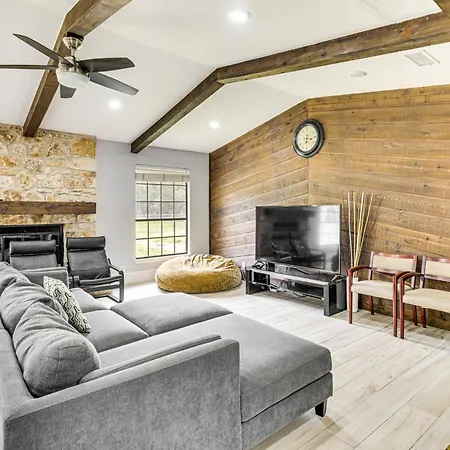 Villa Wooded Retreat On 2 Acres In Cedar Park!